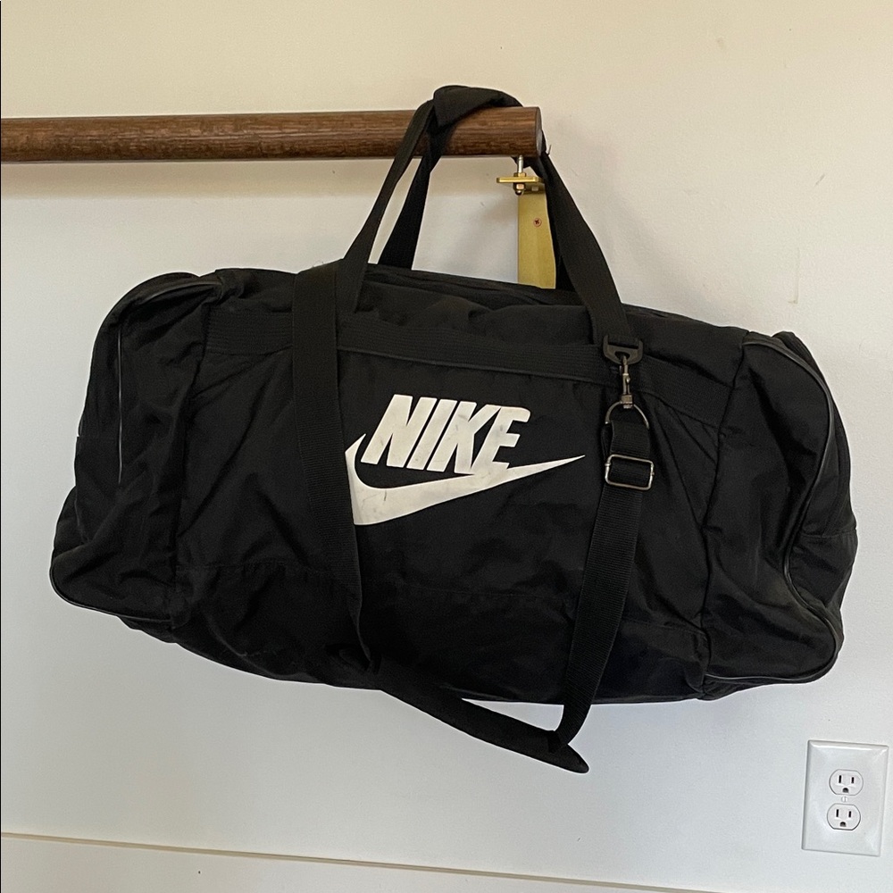 Nike training bag black approx 27” length large duffel bag sports travel size DP